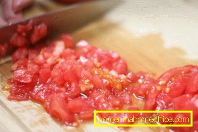 Leikkaa kuoritut tomaatit kuutioiksi