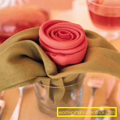 Miten tehdä ruusu lautasliinoista vaiheittain?